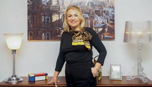 Portrait de Véronique Bougardier dans son bureau